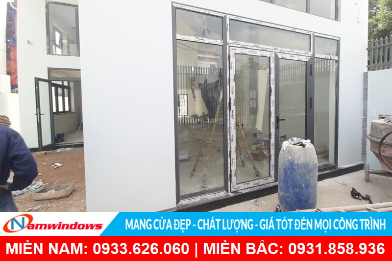 Cửa đi 2 cánh nhôm xingfa kết hợp vách