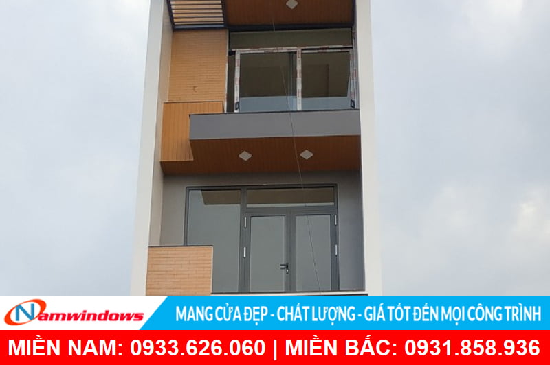 Cửa đi 2 cánh mẹ bồng con đẹp