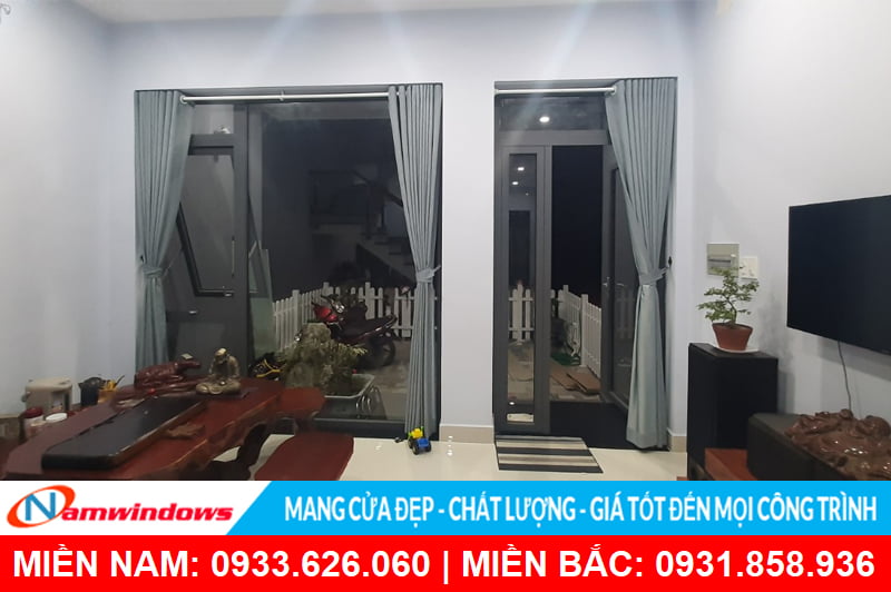 Mẫu cửa đi 2 cánh lệch