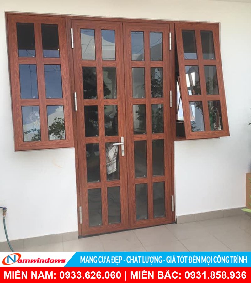 Cửa đi 2 cánh mẹ bồng con màu vân gỗ đẹp