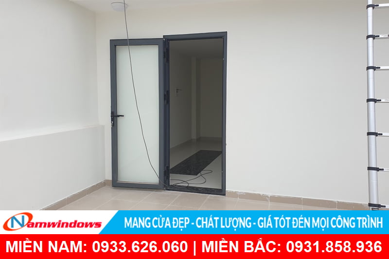 Cửa nhôm xingfa thông ra ban công sân thượng