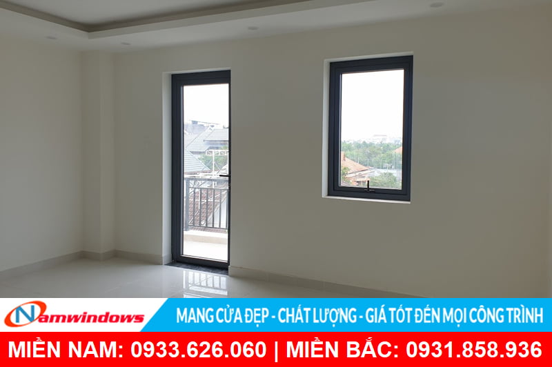 Cửa nhôm xingfa 1 cánh và cửa sổ hất trong phòng ngủ