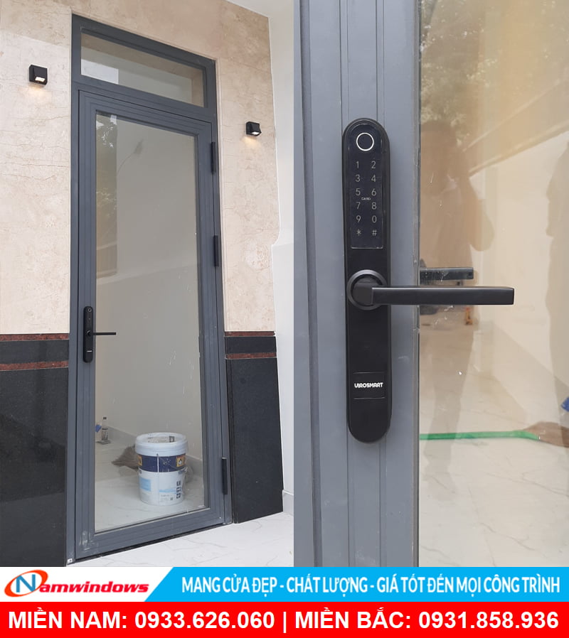 Cửa nhôm xingfa 1 cánh sử dụng khóa vân tay điện tử Smartlock