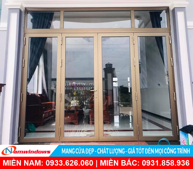 Cửa nhôm màu vàng ánh kim kết hợp cùng phụ kiện cửa Bogo. Giúp bộ cửa thể hiện đẳng cấp chất lượng xứng tầm cùng với màu sắc đồng bộ đẹp