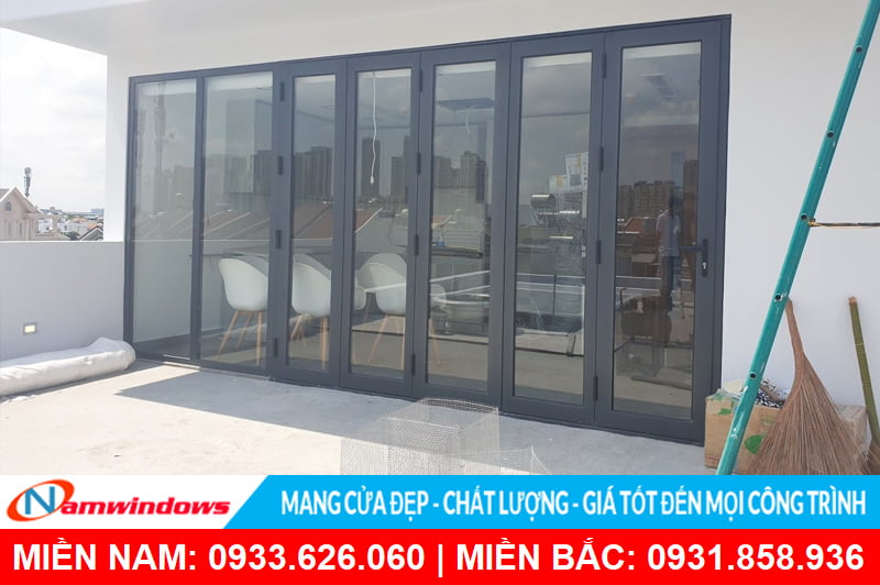 Cửa nhôm topal prima xếp trượt 5 cánh kết hợp vách màu xám