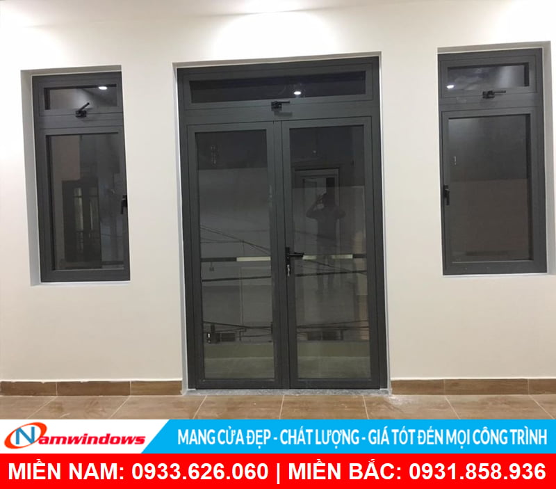 Cửa chính 2 cánh nhôm xingfa kết hợp cửa sổ mở hất ra ban công