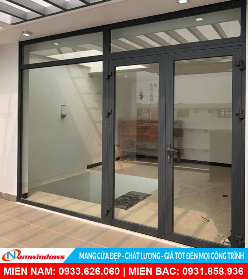 Cửa chính 2 cánh cùng vách cố định to