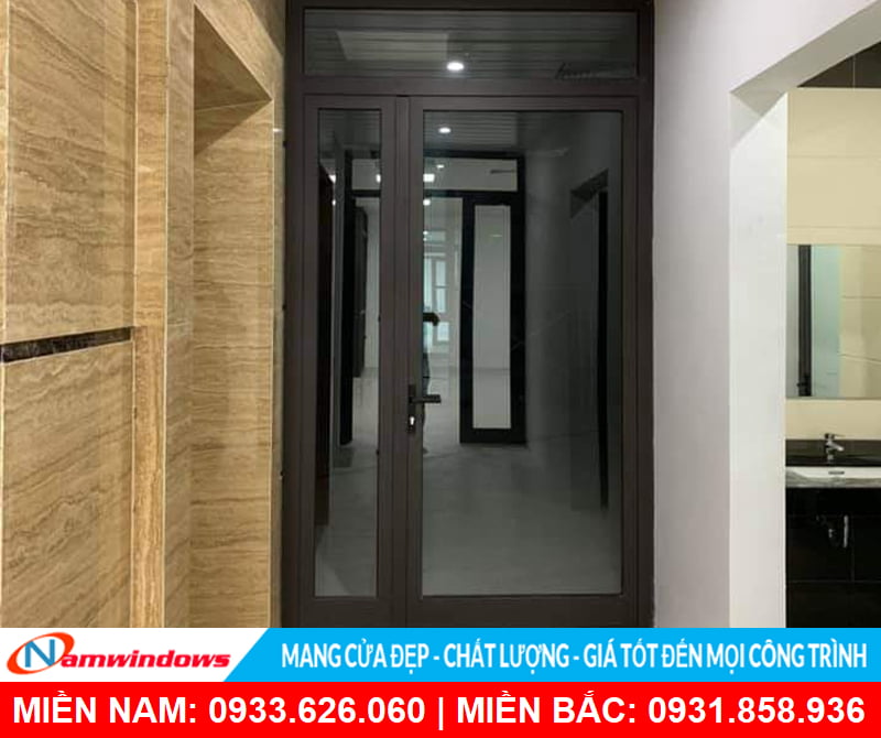 Cửa đi 2 cánh lệch sử dụng nhôm xingfa