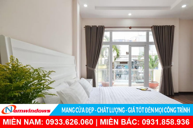 Cửa đi 2 cánh mở quay nhôm xingfa đẹp