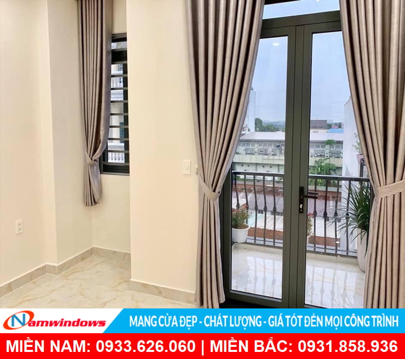 Cửa đi 2 cánh mở quay nhôm xingfa đẹp