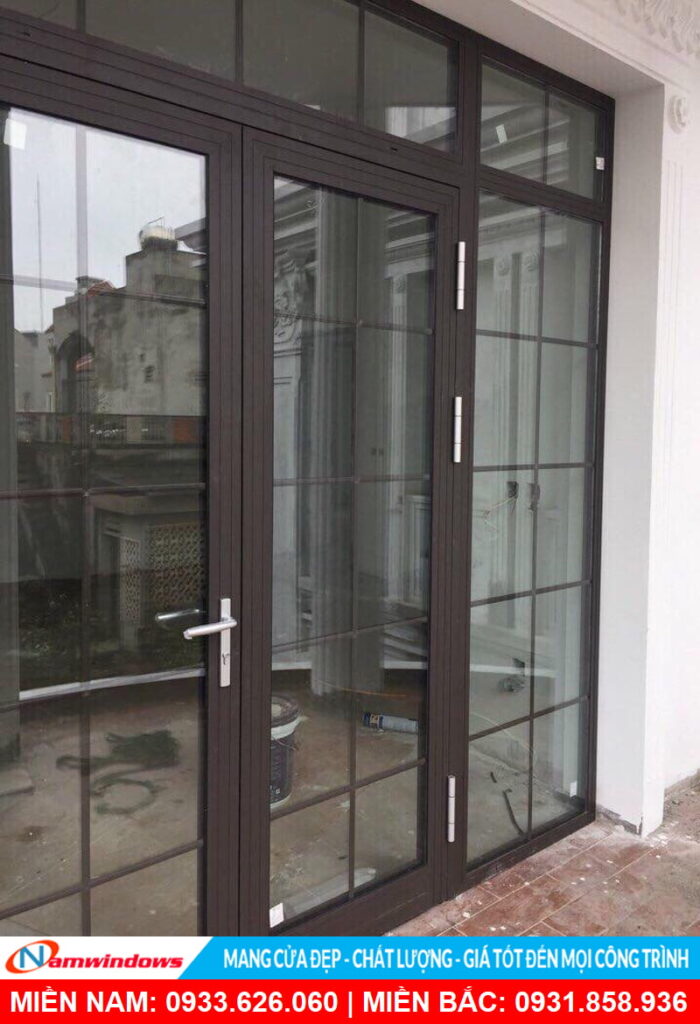 Cửa đi 2 cánh mở quay có nan trang trí đẹp