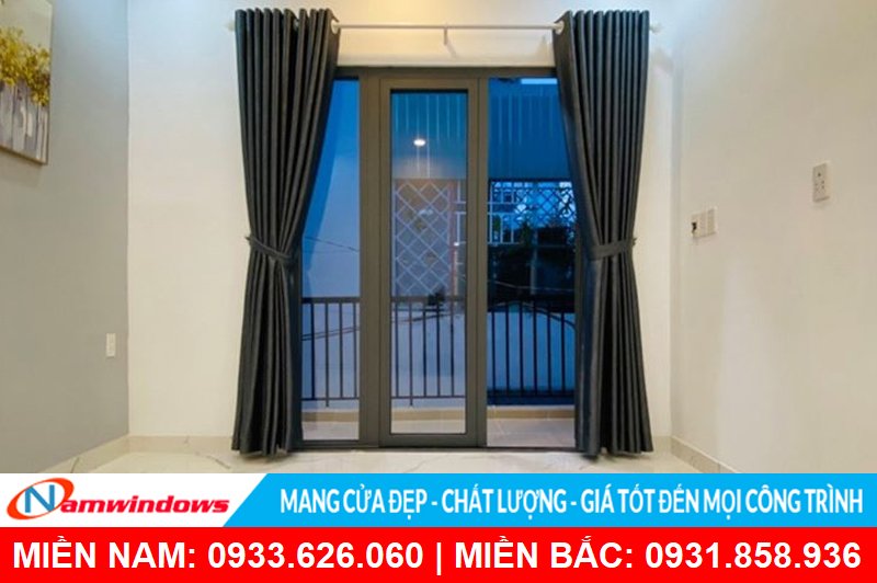 Cửa đi 2 cánh vách nhỏ bên trái hướng ra ban công