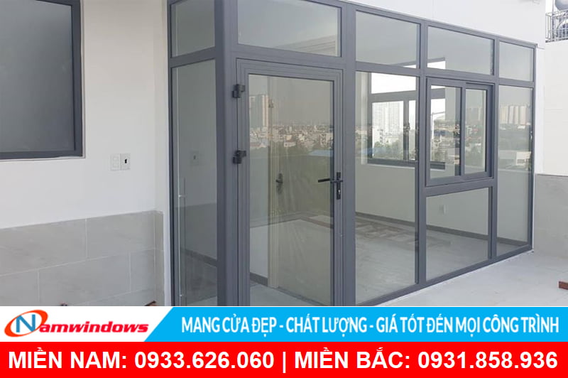 Cửa sổ lùa 2 cánh nhôm xingfa màu xám ghi hệ mẹ bồng con với cửa đi mở quay 1 cánh