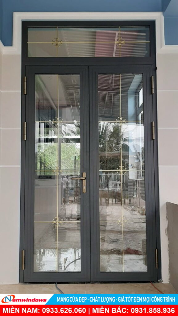 Mẫu cửa đi 2 cánh xingfa có nan trang trí