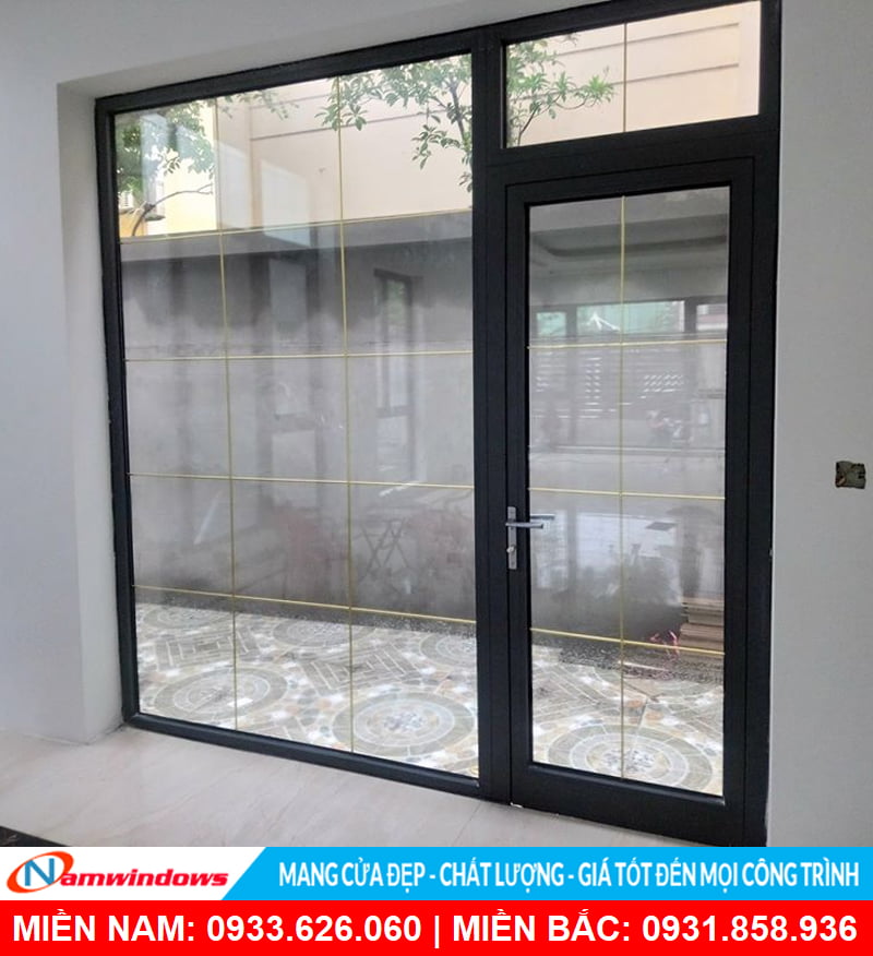Mẫu cửa đi 1 cánh có nan trang trí