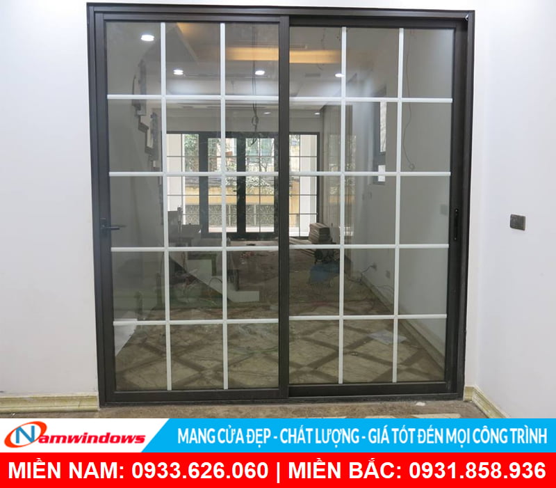 Mẫu cửa đi 2 cánh có nan nhôm trang trí