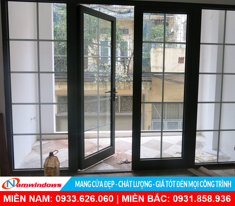 Mẫu cửa đi 2 cánh có nan nhôm trang trí