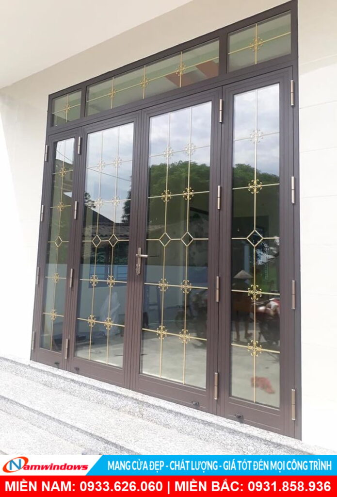 Mẫu cửa đi 4 cánh có nan nhôm trang trí