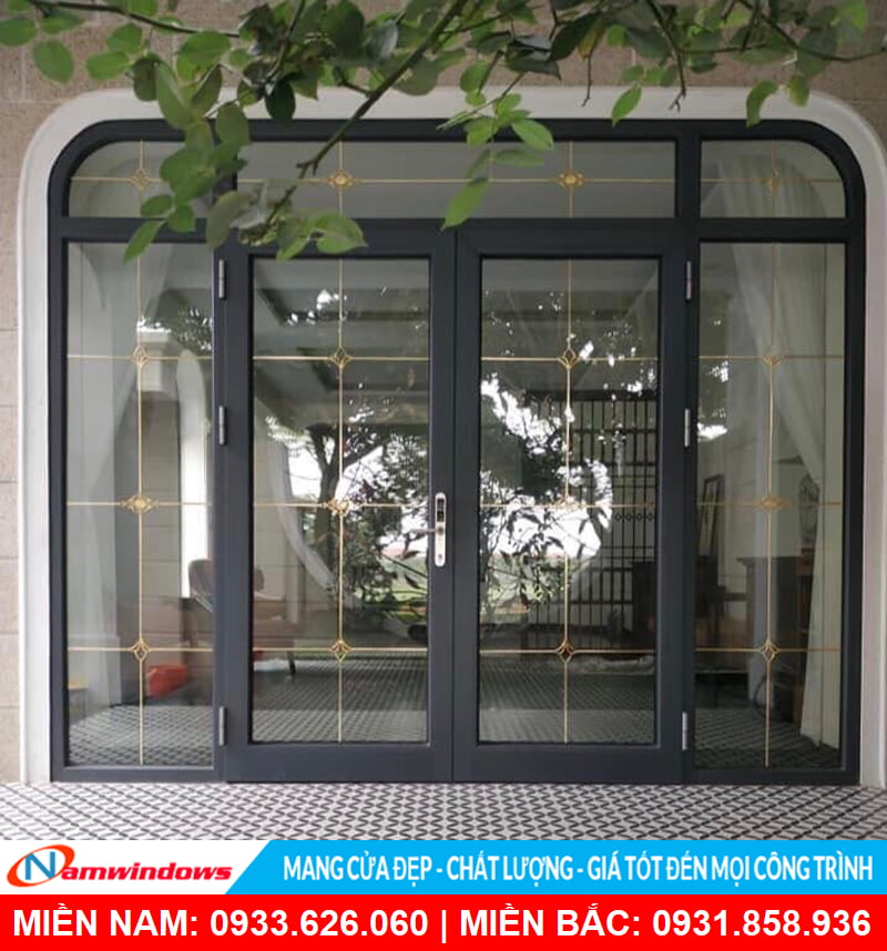 Mẫu cửa đi 2 cánh có nan nhôm trang trí