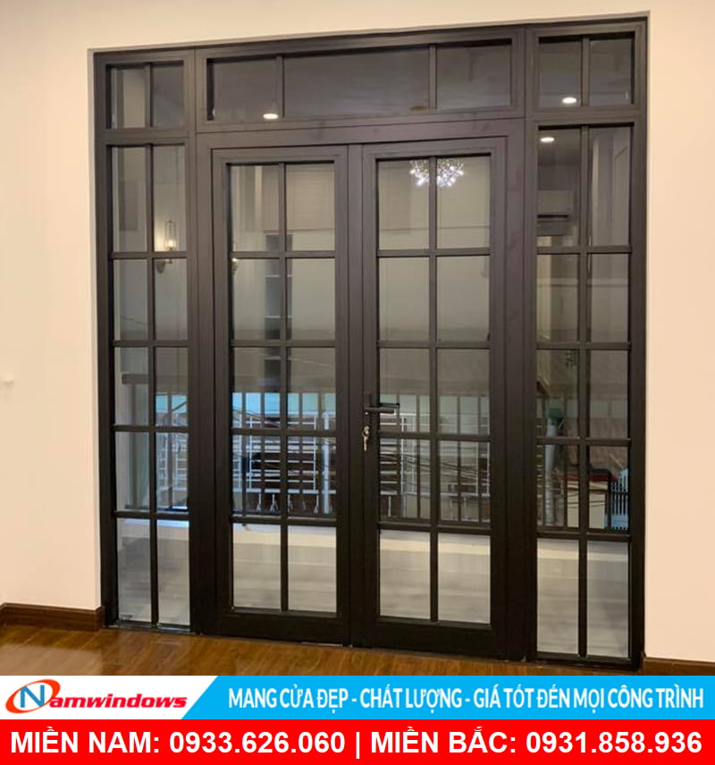 Mẫu cửa đi 2 cánh có nan nhôm trang trí