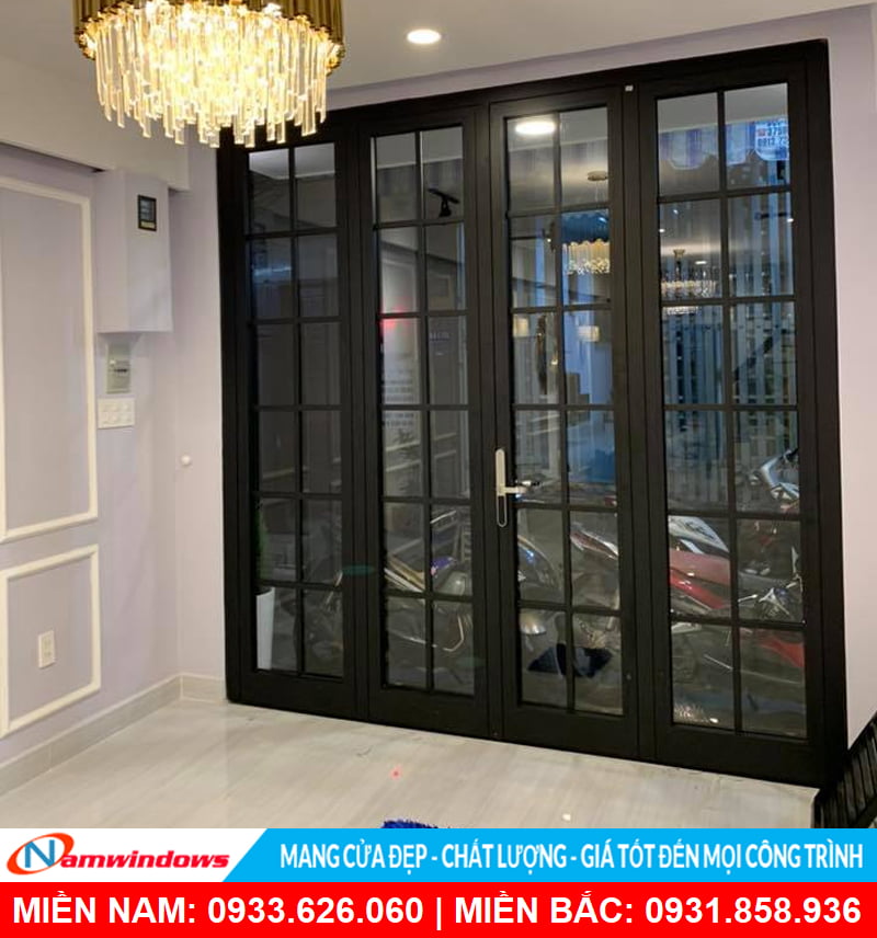 Mẫu cửa đi 4 cánh có nan nhôm trang trí