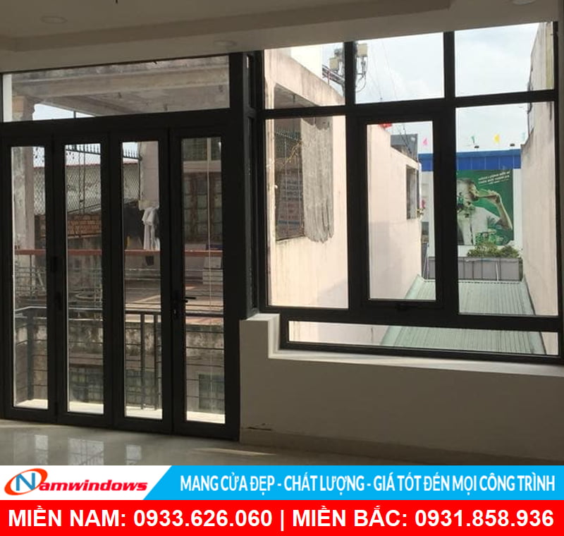 Cửa sổ mở hất kết hợp vách kính to lớn