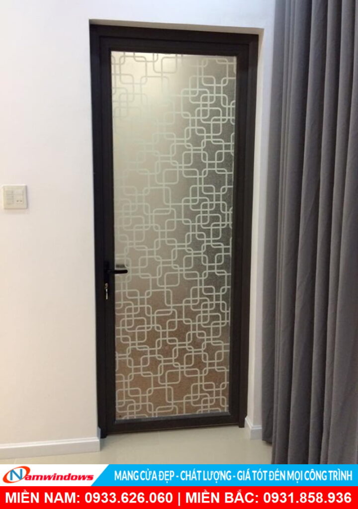 Mẫu cửa đi 1 cánh nhôm xingfa sử dụng decal hoa văn