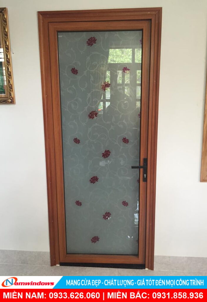 Mẫu cửa đi 1 cánh nhôm xingfa sử dụng decal hoa văn