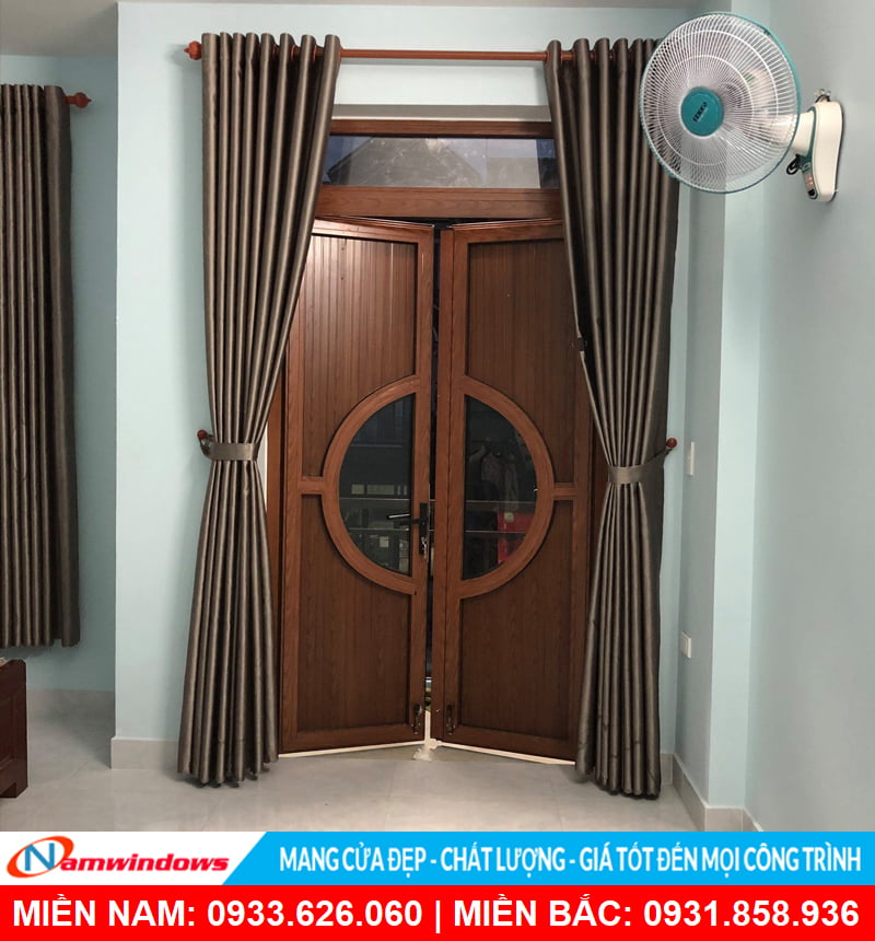 Cửa nhôm pano uốn tròn màu vân gỗ