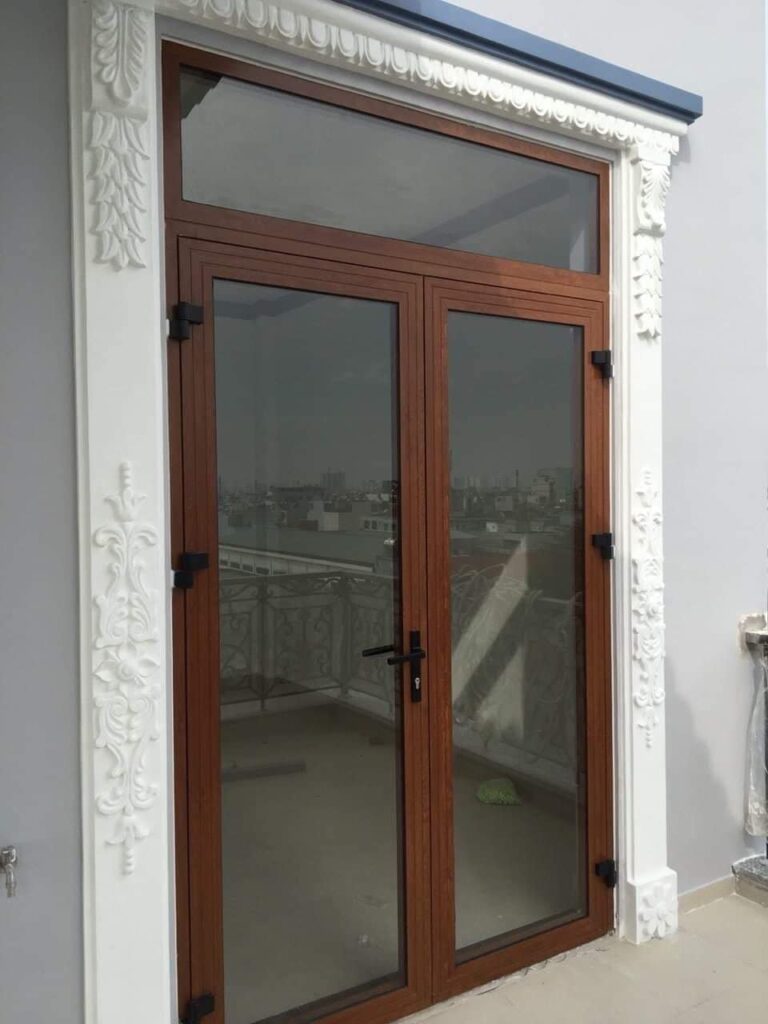Cửa đi mở quay 2 cánh nhôm xingfa vân gỗ có ô fix