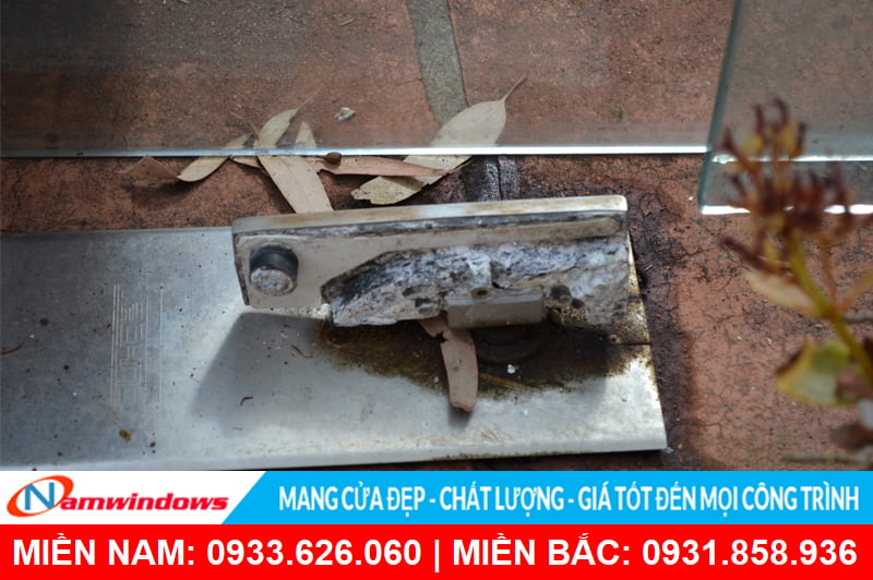 Sử dụng bản lề sàn kém chất lượng