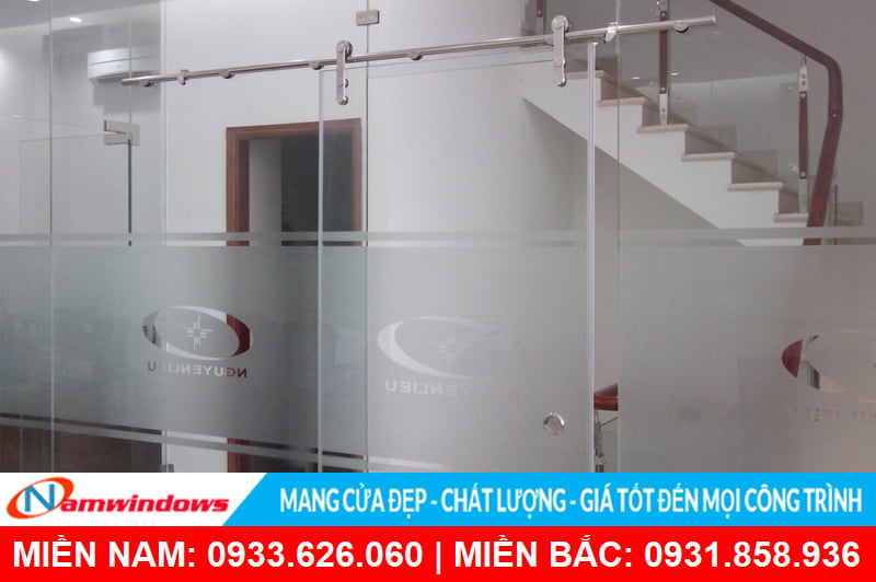 Cửa phun cát mờ in logo công ty