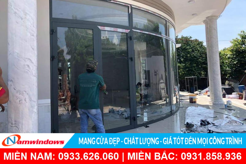 Cửa nhôm kính cường lực uốn cong