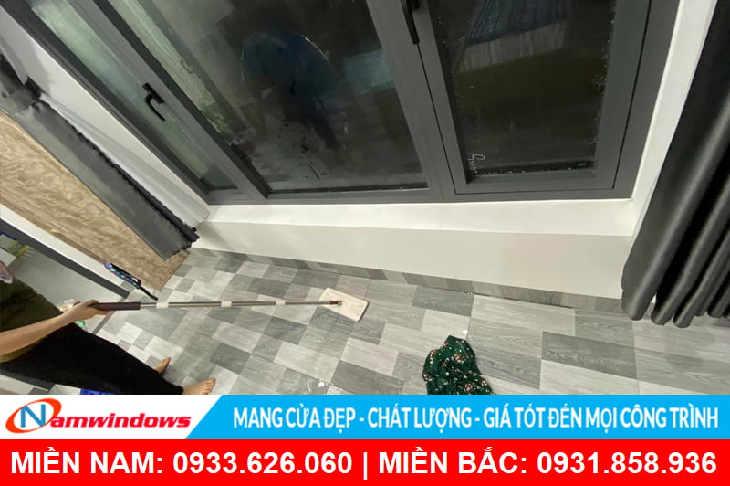 Xử lí chống thấm cửa nhôm kính bằng biện pháp tạm thời