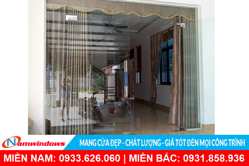 Mẫu cửa kính cường lực phòng khách