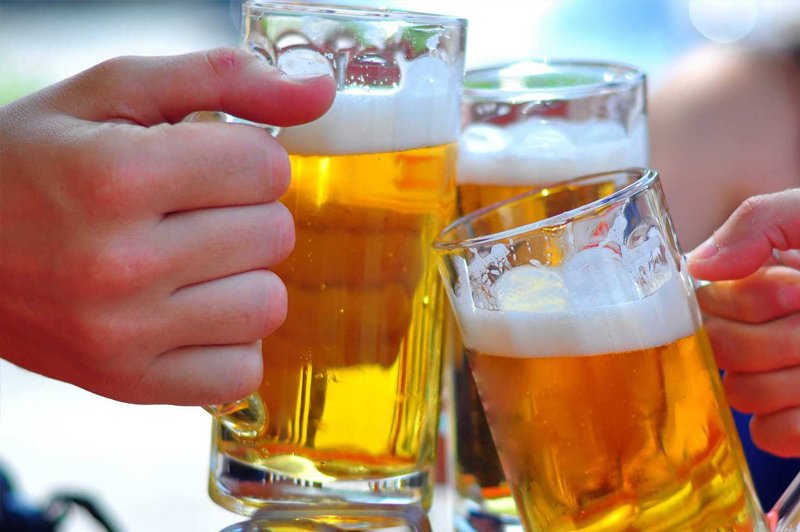 Bia rượu vệ sinh cửa kính tốt