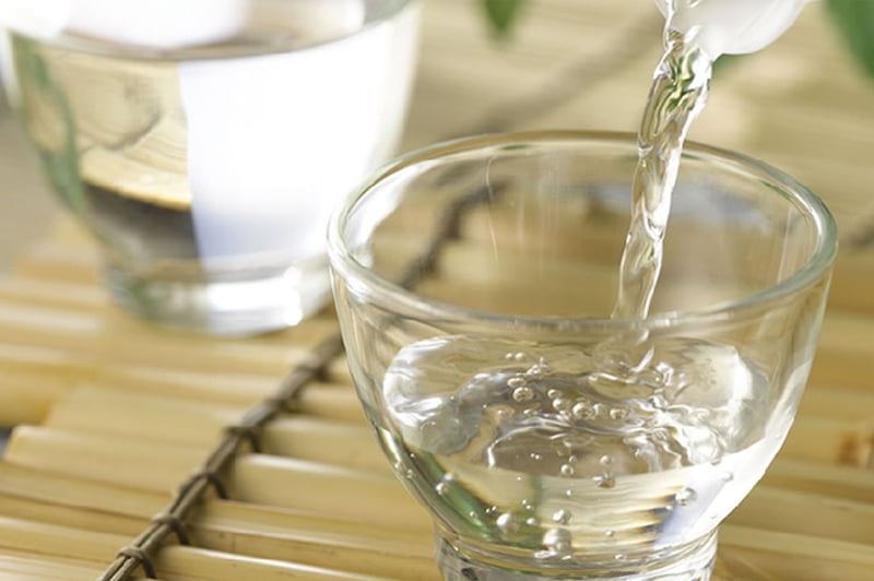 Giấm ăn tẩy bụi bẩn cửa nhôm kính