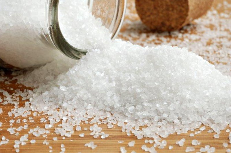 Muối ăn tẩy vết ố, bẩn trên cửa