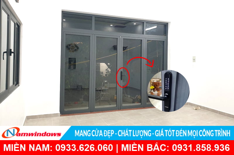 Cửa nhôm xingfa 4 cánh xám ghi sử dụng khóa thông minh Viro S31B