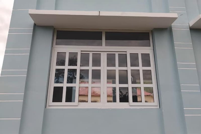 Cửa nhựa lõi thép phòng ngủ chia ô, chia đố