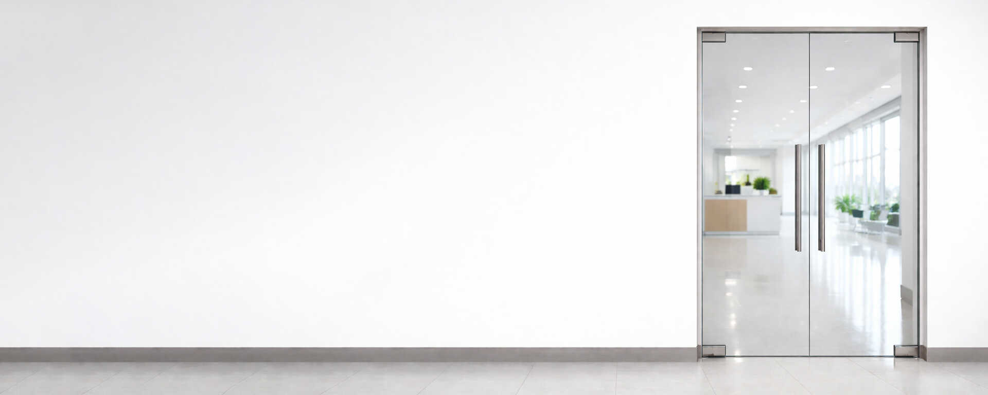 Banner phụ kiện cửa kính cường lực