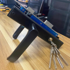 Alternative view of Khóa cửa đố nhỏ KN005-8530 inox 201 màu đen