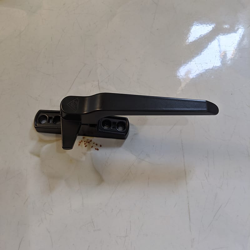 Tay cài cửa sổ hất GQ ASSA ABLOY màu đen - Ảnh 5