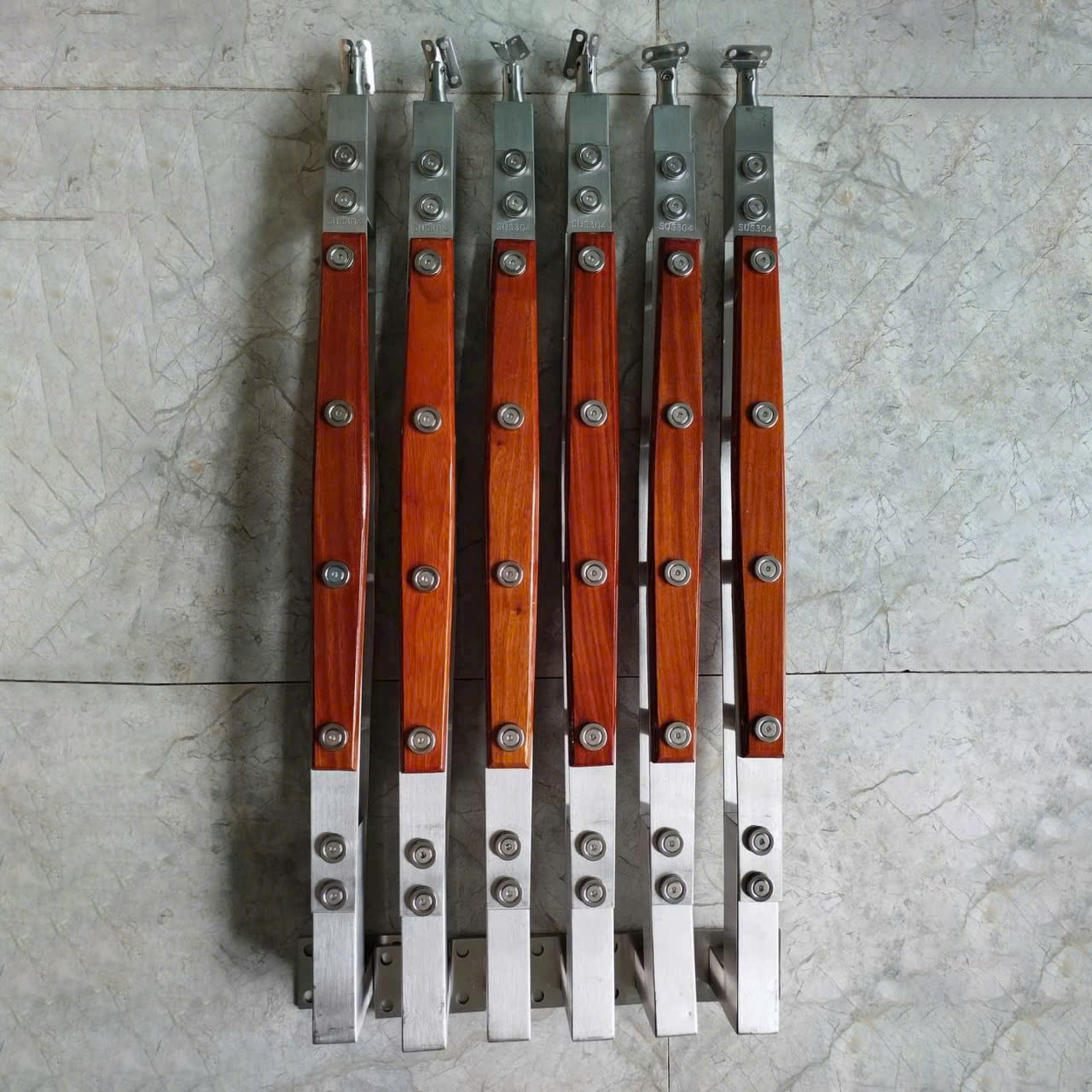 Trụ xỏ ống inox ốp gỗ TLC030 - Ảnh 2